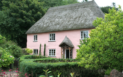 Bajkowy, różowy domek na wsi na sprzedaż