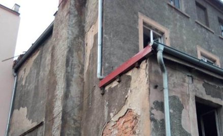 Dzieci w mieszkaniu z martwą matką. Woda kapała sąsiadom