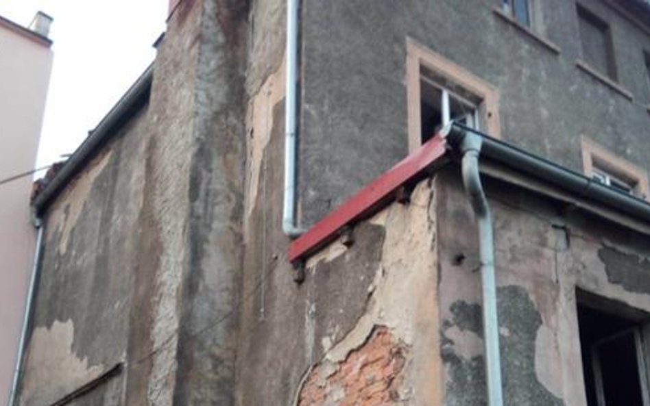 Dzieci w mieszkaniu z martwą matką. Woda kapała sąsiadom