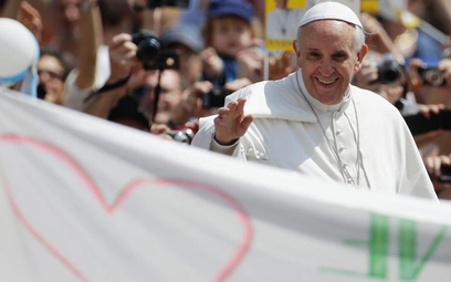 Papież Franciszek pozdrawia w niedzielę wiernych na placu Świętego Piotra