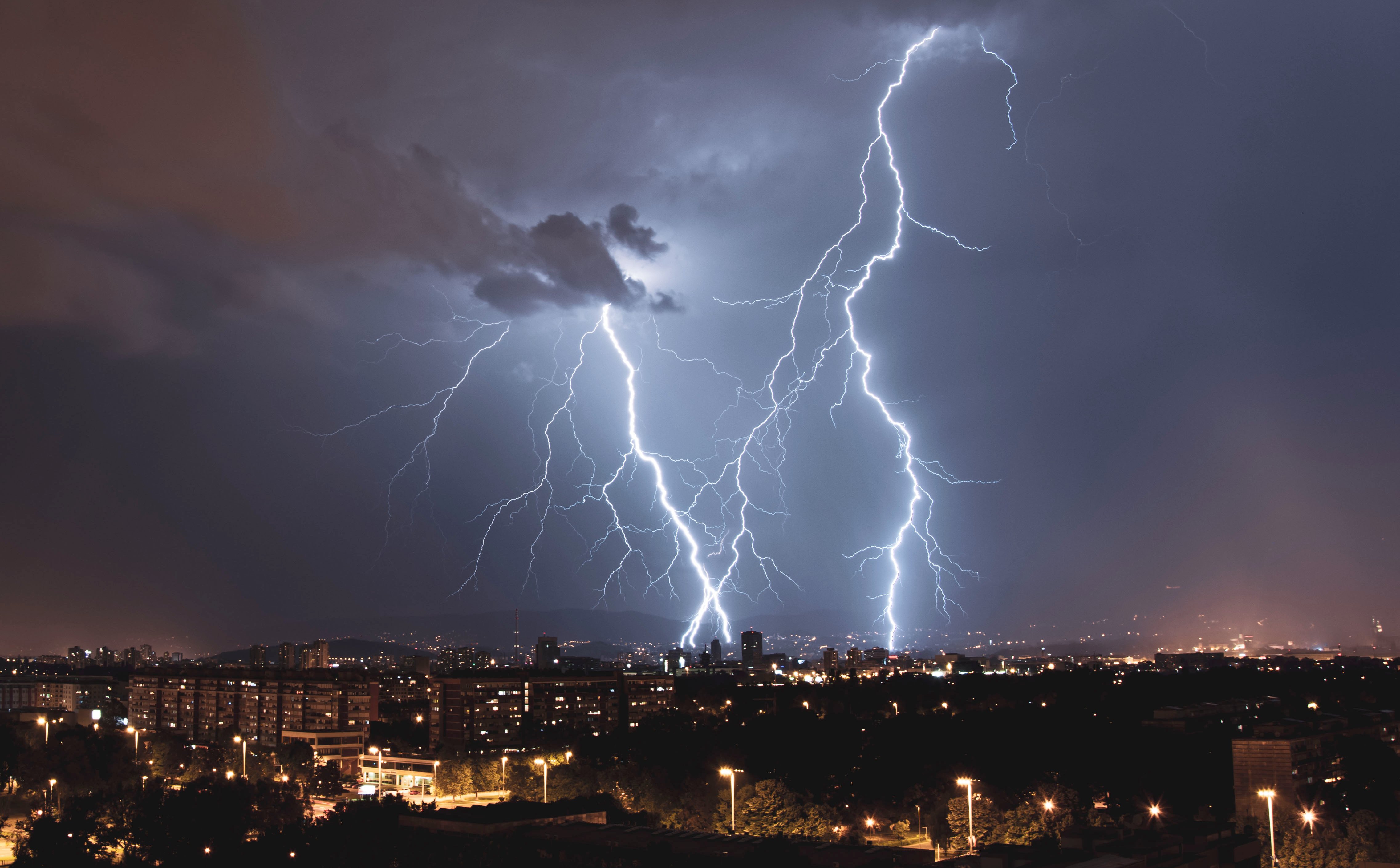 Gwałtowne burze przeszły nad Polską. Internauci wiedzieli, co robić