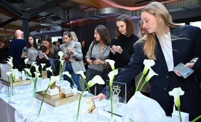 Śledzenie poczynań influencerów jako cel korzystania z platform społecznościowych wskazuje mniej niż