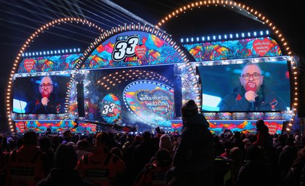 Prezes zarządu Fundacji Wielkiej Orkiestry Świątecznej Pomocy Jerzy Owsiak (na ekranie) podczas Świa