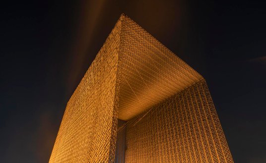 Brama wejściowa autorstwa brytyjskiego architekta Asifa Khana.