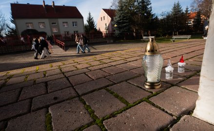 Znicze przed szkołą podstawową nr 10 w Jeleniej Górze
