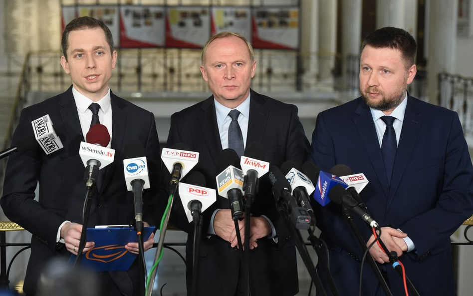 Posłowie PO: Cezary Tomczyk (L), Czesław Mroczek (C) i Marcin Kierwiński (P) podczas konferencji pra