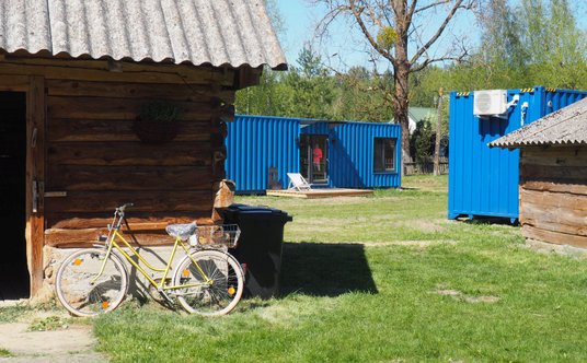 Na terenie kupionym od gospodarza o nazwisku Baran w Rogaczach stoją jeszcze drewniane budynki gospo
