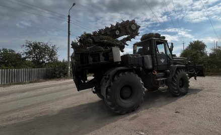 Żołnierz w pojeździe na drodze do Lisiczańska, fotografia z 26 czerwca
