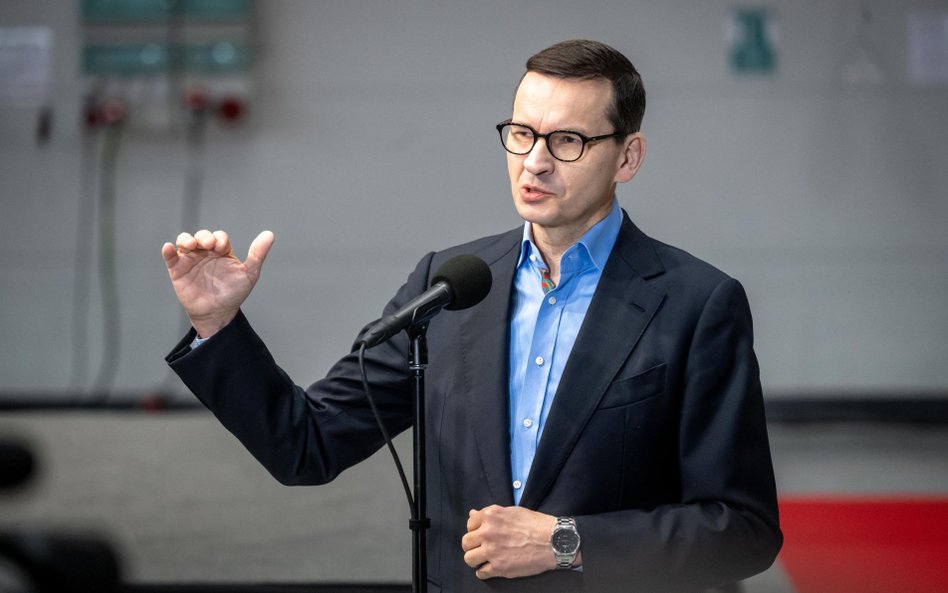 Premier Mateusz Morawiecki podczas wizyty w Wojskowych Zakładach Lotniczych Nr 2 S.A. w Bydgoszczy.