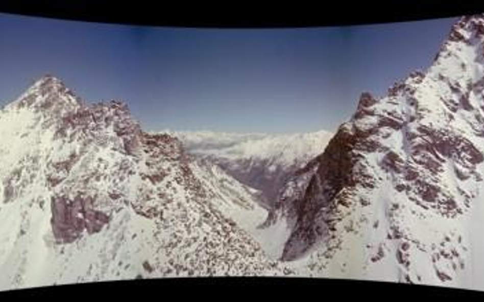 Odrestaurowana scena z filmu "Cinerama Holiday" z 1955 r. Lot nad Alpami szwajcarskimi. Gayne Resche