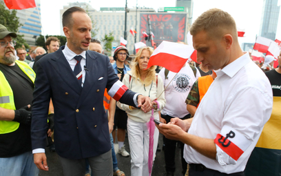 Robert Bąkiewicz (z prawej, obok wiceminister rolnictwa Janusz Kowalski, SP) nie ukrywa, że zamierza