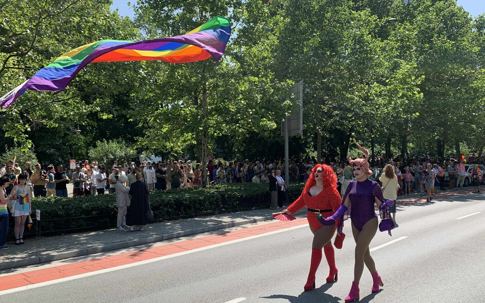Osoby w kolorowych strojach wyróżniały się w tłumie Parady Równości