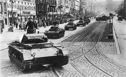 Kolumna niemieckich czołgów wjeżdża do Pragi, 16 marca 1939 r.