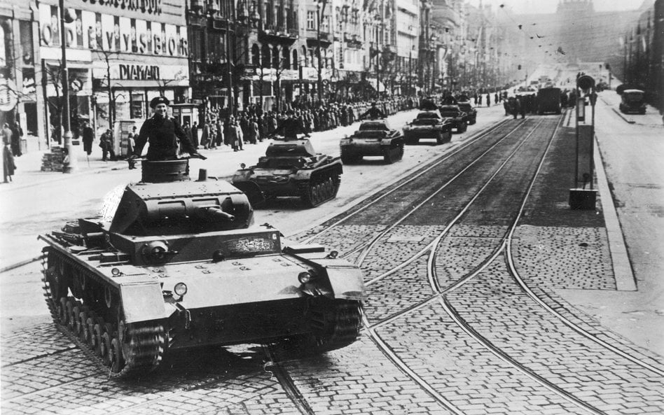 Kolumna niemieckich czołgów wjeżdża do Pragi, 16 marca 1939 r.
