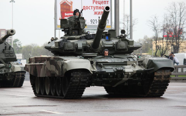 Rosyjski czołg T-90 w drodze na defiladę (Fot. Dmitry Terekhov / Foter / CC BY-SA)