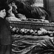 Prawda swojego czasu. Przy trumnie Stalina stoją od lewej: Chruszczow, Beria, Malenkow, Bułganin, Wo