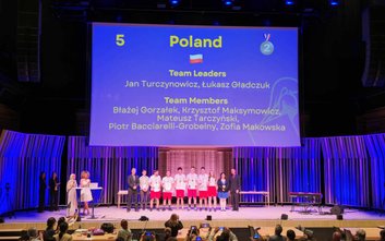 Turniej ma formę debat naukowych: referent prezentuje swoje rozwiązanie, oponent wskazuje luki i ini