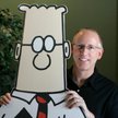Scott Adams (po prawej). Kubki, kalendarze, gry i wszelkie inne „dilbertowe” gadżety to dziś potężny