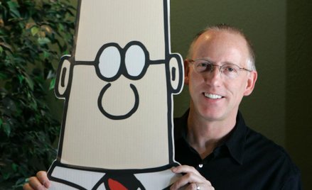 Scott Adams (po prawej). Kubki, kalendarze, gry i wszelkie inne „dilbertowe” gadżety to dziś potężny