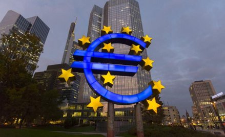 Strefa euro wychodzi na prostą