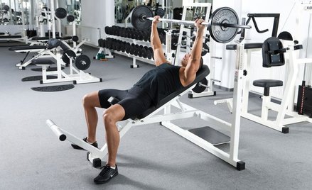 Policjant na zwolnieniu lekarskim ćwiczył na siłowni