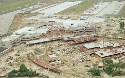Port Lotniczy Okęcie wchodzi w okres zmian. Na pierwszym planie budowa Terminala 1, tzw. buraczkoweg