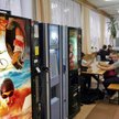 Według ekspertów szkoły nie promują zdrowych nawyków. A dzieci sięgają po jedzenie z automatów