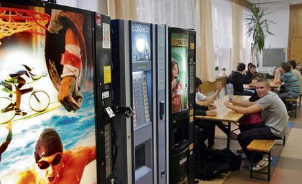Według ekspertów szkoły nie promują zdrowych nawyków. A dzieci sięgają po jedzenie z automatów