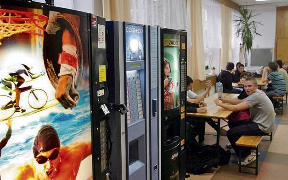 Według ekspertów szkoły nie promują zdrowych nawyków. A dzieci sięgają po jedzenie z automatów