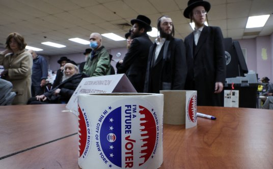 Wyborcy w jednym z lokali na nowojorskim Brooklynie