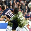 Zlatan Ibrahimović strzela bramkę piętą w meczu PSG - Bastia (4:0)