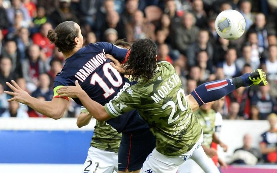 Zlatan Ibrahimović strzela bramkę piętą w meczu PSG - Bastia (4:0)