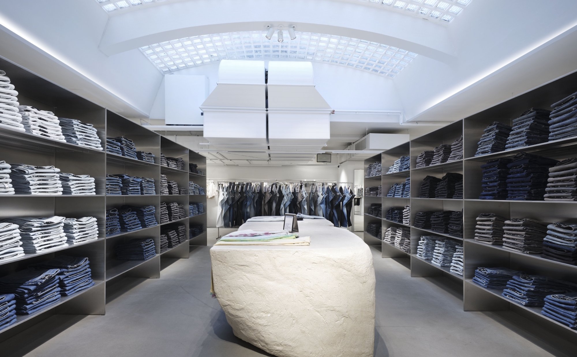 Transformacja siostrzanej marki H&M. Zacznie działać w formacie „trzy w jednym”