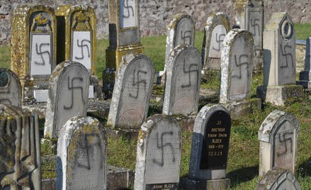 Francja: Swastyki na ponad 100 nagrobkach na cmentarzu żydowskim