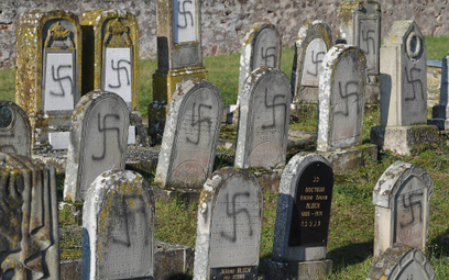 Francja: Swastyki na ponad 100 nagrobkach na cmentarzu żydowskim