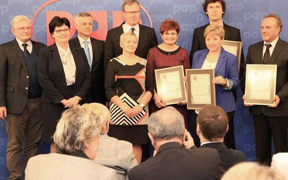 Laureaci Rankingu Bibliotek z szefem Instytutu Książki Grzegorzem Gaudenem, wiceministrem kultury Pi