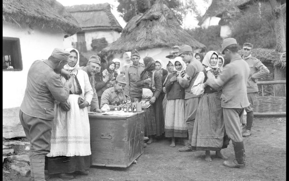 Szczepienie cywili, Burkanów [obecnie na Ukrainie], 29 listopada 1915, fot. Gustav Brož