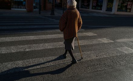 Odszkodowania: z wysepki na jezdnię trzeba wchodzić ostrożnie - Sąd Najwyższy o przyczynieniu się do