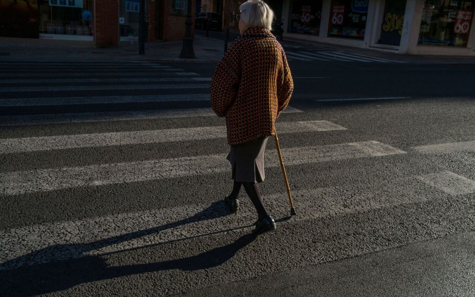 Odszkodowania: z wysepki na jezdnię trzeba wchodzić ostrożnie - Sąd Najwyższy o przyczynieniu się do szkody