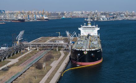 Tankowiec z ropa cumuje w rumuńskim porcie Konstanca