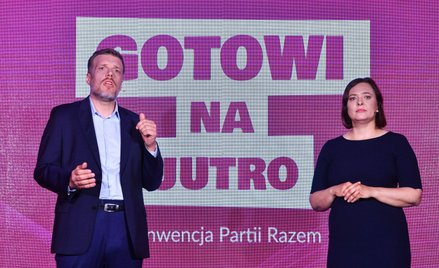 Poseł Adrian Zandberg i członkini Zarządu Głównego partii Razem Anna Górska podczas kongresu Razem.