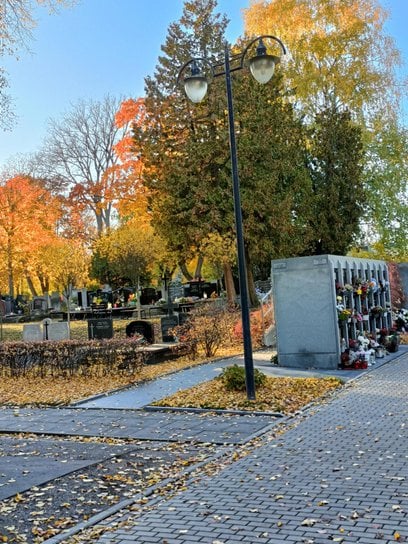 Stołeczny ratusz przypomina o zniczodzielniach, które zlokalizowane są przy niektórych cmentarzach