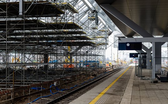 Mimo gigantycz- nych pieniędzy wydanych na modernizację infrastruktury kolej wciąż przegrywa z prywa