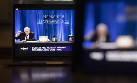 Berkshire Hathaway gromadzi gotówkę. Buffett pozbywa się akcji