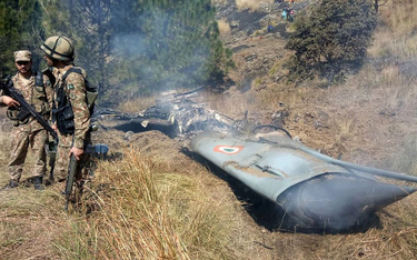 Pakistańscy żołnierze przy rzekomym wraku jednego z zestrzelonych indyjskich myśliwców