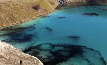 Policja zafarbowała wodę w jeziorze, aby zniechęcić turystów