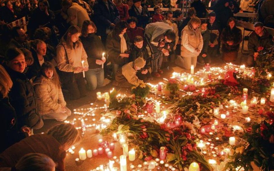 Żałoba po Janie Pawle II. Polacy pokazali swoją najpiękniejszą twarz. Warszawa, 3 kwietnia 2005 roku