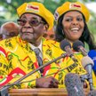 93-letni prezydent Robert Mugabe i jego 52-letnia ambitna żona Grace (8 listopada w Harare)