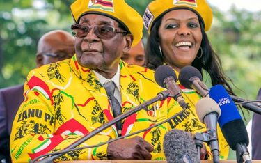 93-letni prezydent Robert Mugabe i jego 52-letnia ambitna żona Grace (8 listopada w Harare)