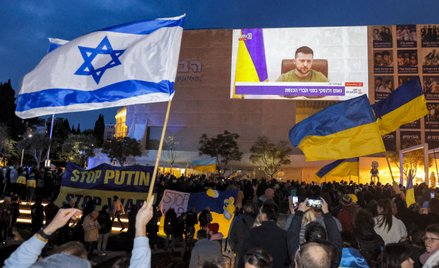Przemówienia Zełenskiego wysłuchali m.in. zebrani na placu Habima w Tel Awiwie